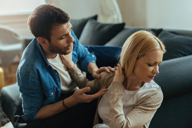 Desconfiança no Relacionamento: Causas e Como Superar