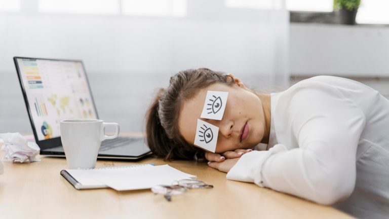 Exaustão mental e física: sinais de alerta e como recuperar a energia