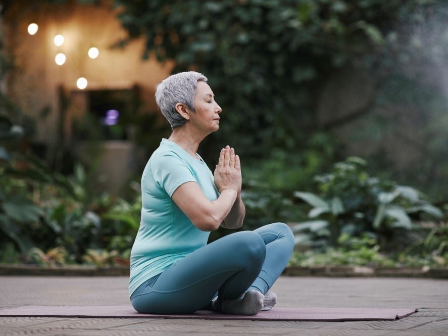 Fique por dentro de 8 benefícios da yoga para idosos - Guardiões de Vidas