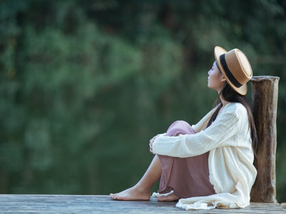 Fundo Uma Mulher Que Está Triste E Sozinha Adulta Pensando Infeliz