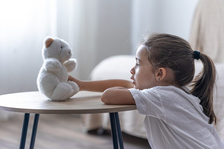 Como traumas de infância afetam o desenvolvimento da identidade na vida adulta